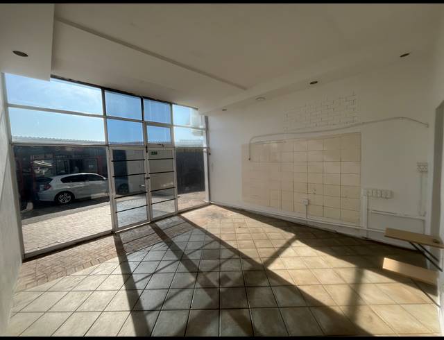 33M² BUSINESS TO LET IN PARKLANDS